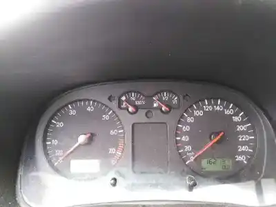 Veículo de Sucata volkswagen golf iv (1j1) 1.6 do ano 1999 alimentado akl