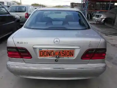 Veículo de Sucata mercedes-benz clase e (w210) e 240 (210.061) do ano 1999 alimentado 112911