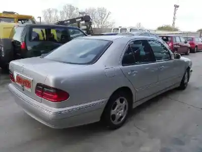 Veículo de Sucata mercedes-benz clase e (w210) e 240 (210.061) do ano 1999 alimentado 112911