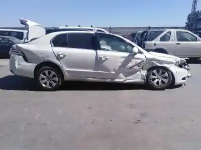 Veicolo di demolizione skoda superb combi (3t5) ambition dell'anno 2012 alimentato cffb