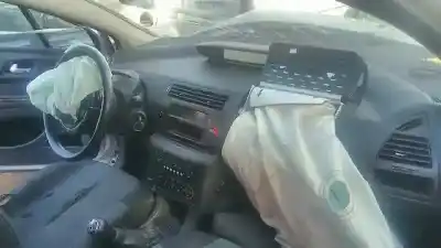 Veículo de Sucata citroen c4 berlina lx do ano 2006 alimentado 9hy