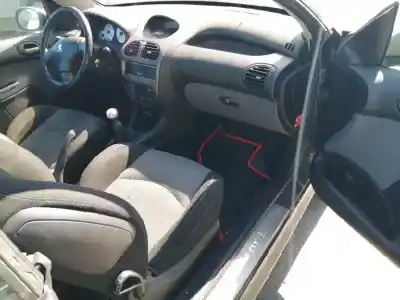 Veicolo di demolizione peugeot 206 cc 2.0 16v cat dell'anno 2001 alimentato rfn