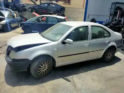 Veicolo di demolizione volkswagen bora berlina (1j2) conceptline dell'anno 2004 alimentato bcb