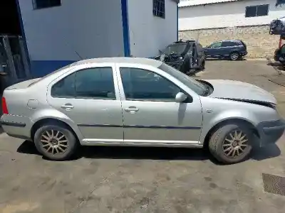 Veicolo di demolizione volkswagen bora berlina (1j2) conceptline dell'anno 2004 alimentato bcb