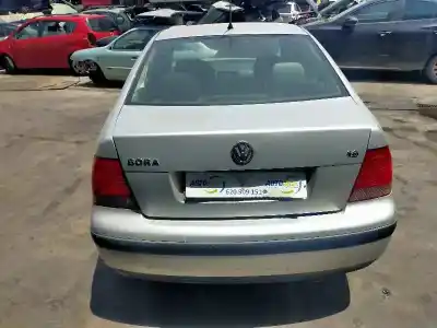 Veicolo di demolizione volkswagen bora berlina (1j2) conceptline dell'anno 2004 alimentato bcb