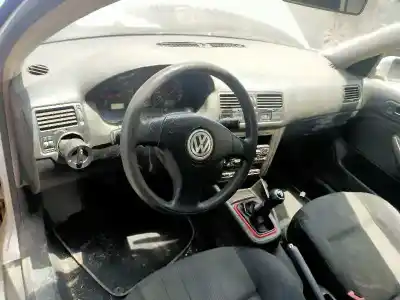 Veicolo di demolizione volkswagen bora berlina (1j2) conceptline dell'anno 2004 alimentato bcb