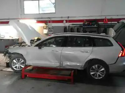Hurda Aracı volvo                                              v60 familiar                                                                                                                                                                                                                                               momentum                                                                                                                                                                                                                                                   yılın 2019 güçlü d4204t14