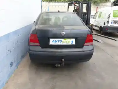 Veicolo di demolizione volkswagen bora berlina (1j2) conceptline dell'anno 2002 alimentato bcb