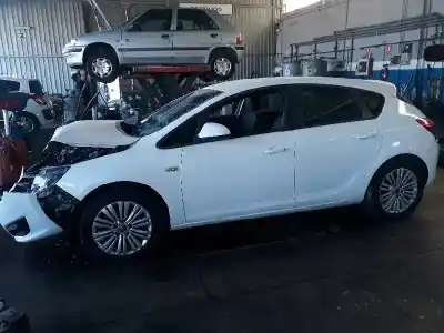 Здавання транспортного засобу opel astra j lim. selective року 2015 потужний b16dtl