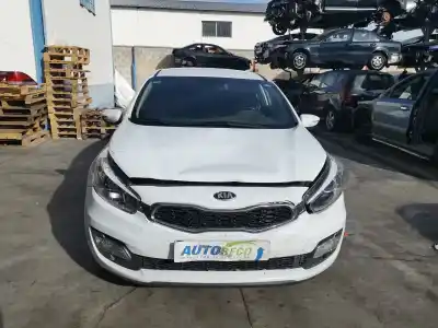 Veículo de Sucata KIA CEE´D Business do ano 2014 alimentado D4FB