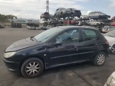 Véhicule à la ferraille peugeot                                            206                                                                                                                                                                                                                                                         de l'année 2004 alimenté 