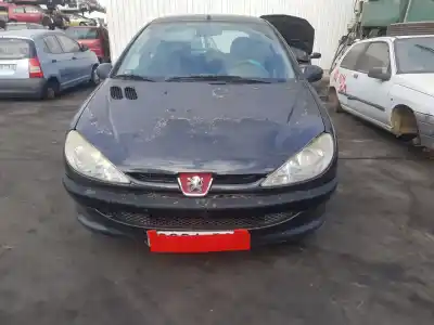 Véhicule à la ferraille peugeot                                            206                                                                                                                                                                                                                                                         de l'année 2004 alimenté 