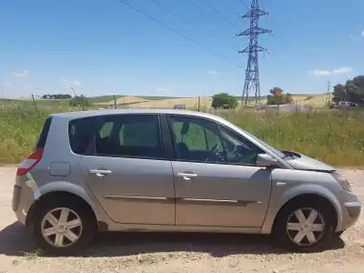 Véhicule à la ferraille renault scenic ii authentique de l'année 2005 alimenté f9q812