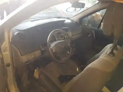 Véhicule à la ferraille renault scenic ii authentique de l'année 2005 alimenté f9q812