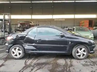 Veicolo di demolizione peugeot 206 cc cc dell'anno 2003 alimentato nfu