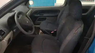 Véhicule à la ferraille renault clio ii fase ii (b/cb0) authentique de l'année 2001 alimenté d4f712