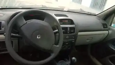 Véhicule à la ferraille renault clio ii fase ii (b/cb0) authentique de l'année 2001 alimenté d4f712