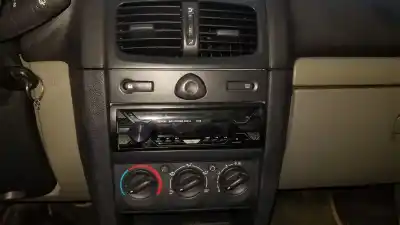 Véhicule à la ferraille renault clio ii fase ii (b/cb0) authentique de l'année 2001 alimenté d4f712