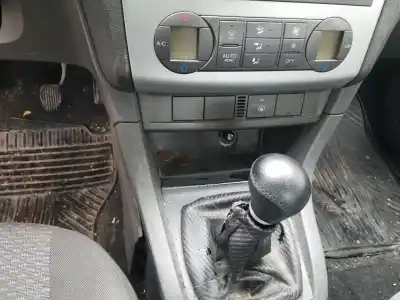 Veículo de Sucata ford focus berlina (cap) ambiente (d) do ano 2007 alimentado hwda