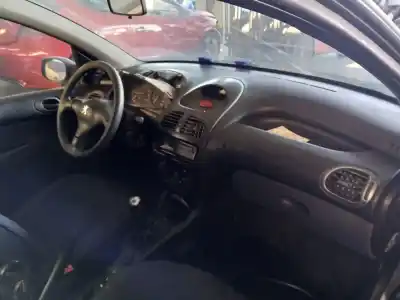 Vehicul casat peugeot 206 berlina e-music al anului 2004 alimentat kfx