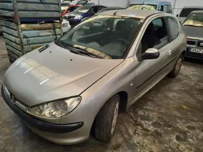 Veicolo di demolizione PEUGEOT 206 BERLINA 1.4 HDi dell'anno 2004 alimentato 8HX