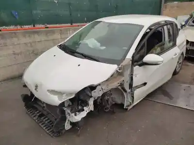 Veicolo di demolizione PEUGEOT 208 Style dell'anno 2013 alimentato HM01