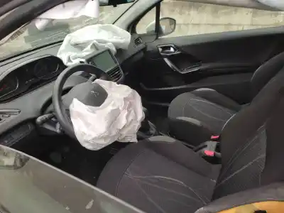 Veículo de Sucata peugeot 208 style do ano 2013 alimentado hm01