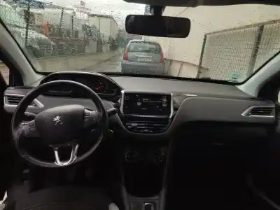 Veicolo di demolizione peugeot 208 style dell'anno 2015 alimentato hm01