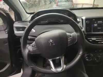 Veicolo di demolizione peugeot 208 style dell'anno 2015 alimentato hm01