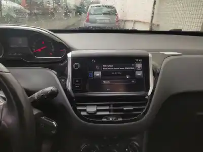 Veicolo di demolizione peugeot 208 style dell'anno 2015 alimentato hm01