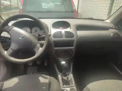 Veículo de Sucata PEUGEOT 206 FASTBACK (2A/C) 1.4 HDI ECO 70 do ano 2004 alimentado 8HX