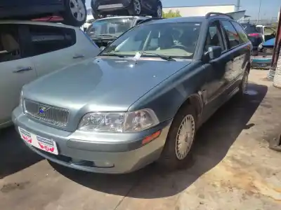 Véhicule à la ferraille VOLVO V40 RANCHERA FAMILIAR (645)  de l'année 2001 alimenté B416482