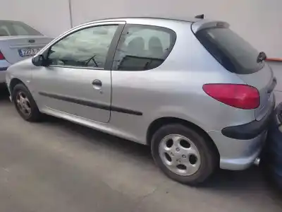 Sloopvoertuig peugeot 206 fastback (2a/c) 1.4 i van het jaar 2002 aangedreven kfw
