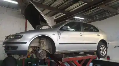 Veículo de Sucata SEAT LEON (1M1) 1.6 16 V do ano 2001 alimentado AZD