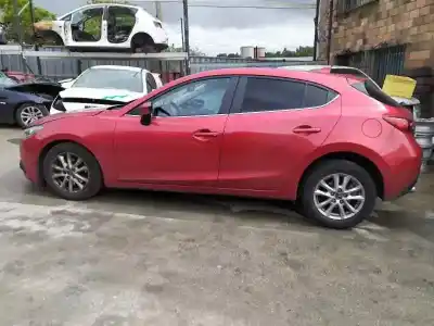 Véhicule à la ferraille mazda 3 lim. () style de l'année 2015 alimenté sh