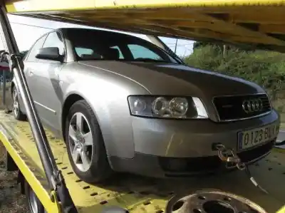 Veículo de Sucata AUDI A4 BERLINA (8E) 2.5 V6 24V TDI do ano 2001 alimentado AKE