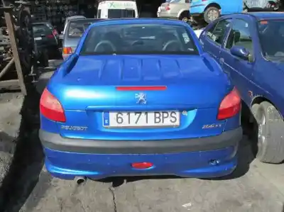 Veicolo di demolizione peugeot 206 cc cc dell'anno 2001 alimentato nfu