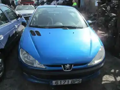Veicolo di demolizione peugeot 206 cc cc dell'anno 2001 alimentato nfu