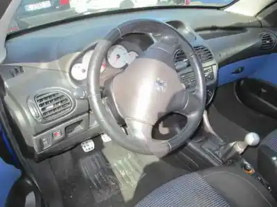 Veicolo di demolizione peugeot 206 cc cc dell'anno 2001 alimentato nfu