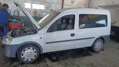 Veículo de Sucata opel combo familiar do ano 2005 alimentado 