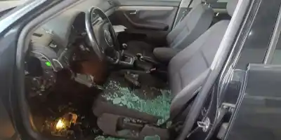 Veículo de Sucata audi a4 berlina (8e) 2.5 v6 24v tdi do ano 2002 alimentado ake