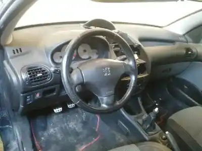 Véhicule à la ferraille peugeot 206 cc cc de l'année 2002 alimenté rfn