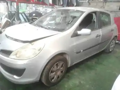 Véhicule à la ferraille renault clio iii 1.5 dci diesel de l'année 2007 alimenté k9k768