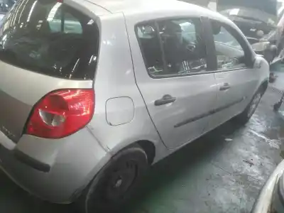 Véhicule à la ferraille renault clio iii 1.5 dci diesel de l'année 2007 alimenté k9k768