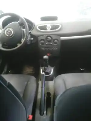 Véhicule à la ferraille renault clio iii 1.5 dci diesel de l'année 2007 alimenté k9k768