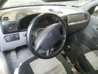 Veículo de Sucata kia rio ls berlina do ano 2000 alimentado a5d