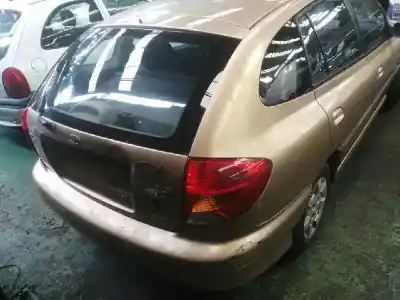 Veículo de Sucata kia rio ls berlina do ano 2000 alimentado a5d