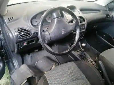 Véhicule à la ferraille peugeot 206 cc cc de l'année 2001 alimenté nfu