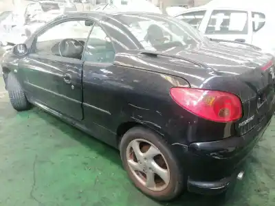 Véhicule à la ferraille peugeot 206 cc cc de l'année 2001 alimenté nfu