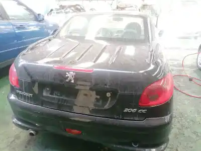 Véhicule à la ferraille peugeot 206 cc cc de l'année 2001 alimenté nfu